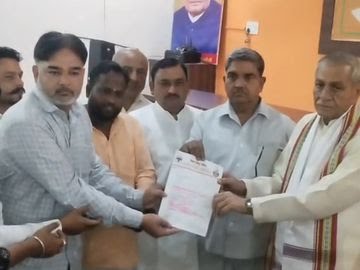 KASGANJ :गौशालाओं की बदहाली पर विहिप-बजरंग दल ने प्रभारी मंत्री को सौंपा ज्ञापन, कार्यवाही की मांग