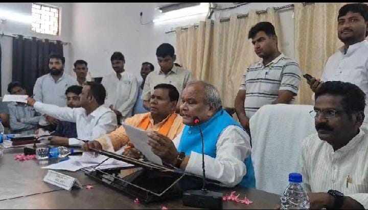 Bareilly News : मीरगंज जनसुनवाई में सांसद छत्रपाल गंगवार सख्त, लापरवाही पर कार्रवाई की चेतावनी