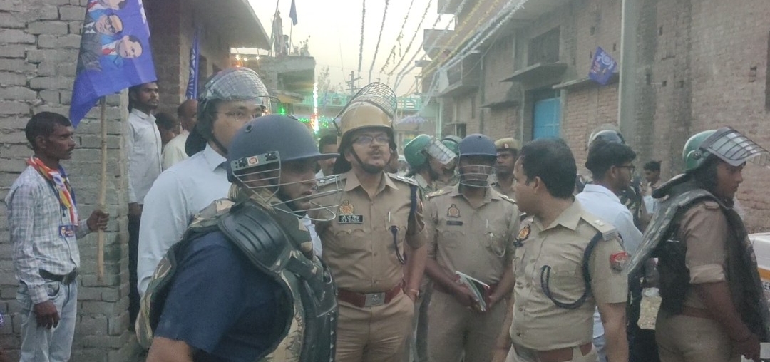 KASGANJ NEWS कासगंज के गुनार गांव में आंबेडकर शोभायात्रा पर पथराव, एक सिपाही घायल; हालात काबू में, 10 हिरासत में