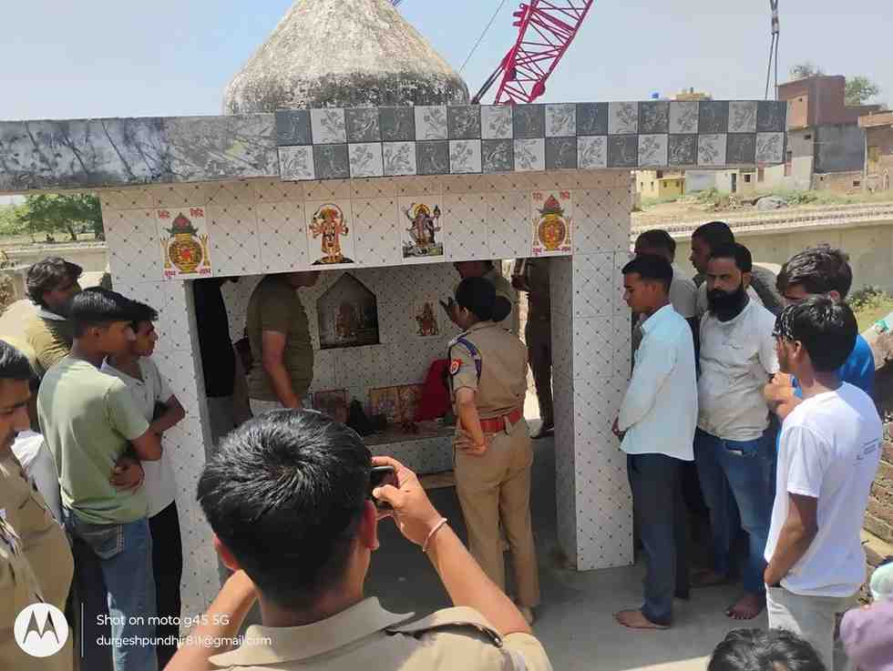 KASGANJ:शरारती तत्वों ने मूर्तियां खंडित कर माहौल बिगाड़ने की साजिश रची, ग्रामीणों ने की सख्त कार्रवाई की मांग