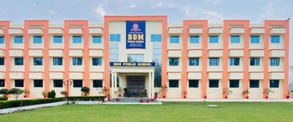 Bareilly News : रिद्धि बनी टॉपर, बीडीएम स्कूल का 100% रिजल्ट—मीरगंज में खुशी की लहर