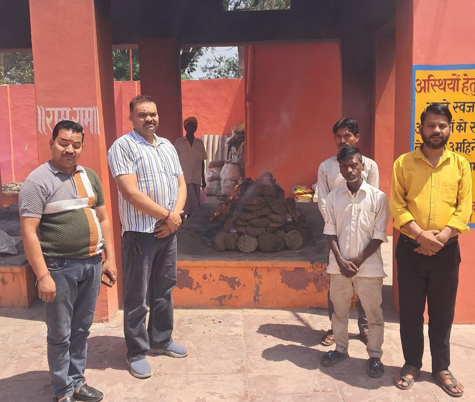 KASGANJ NEWS वक्त की मार: अपना घर होते हुए भी वृद्धाश्रम में थमा जीवन, अब अकेली रह गई जीवनसंगिनी, बेटा और बहु ने शव लेने से किया इंकार 