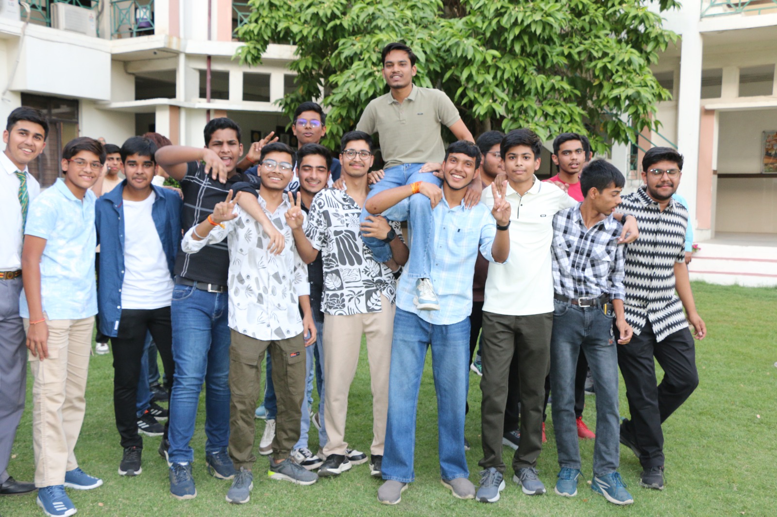 बरेली न्यूज: सीबीएसई 10वीं में जिला टॉपर बने ओम सिंह