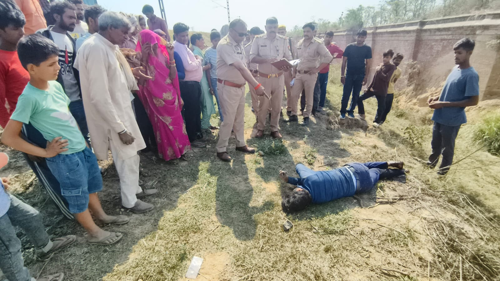 KASGANJ NEWS रेलवे ट्रैक के पास युवक का शव मिलने से सनसनी, ट्रेन से गिरने की आशंका, सीधे हाथ पर अंग्रेजी में लिखा हुआ है फैशन