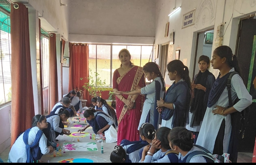 Bareilly News : नारी वंदन अधिनियम के तहत रंगोली प्रतियोगिता आयोजित, छात्राओं ने दिया सशक्तिकरण का संदेश