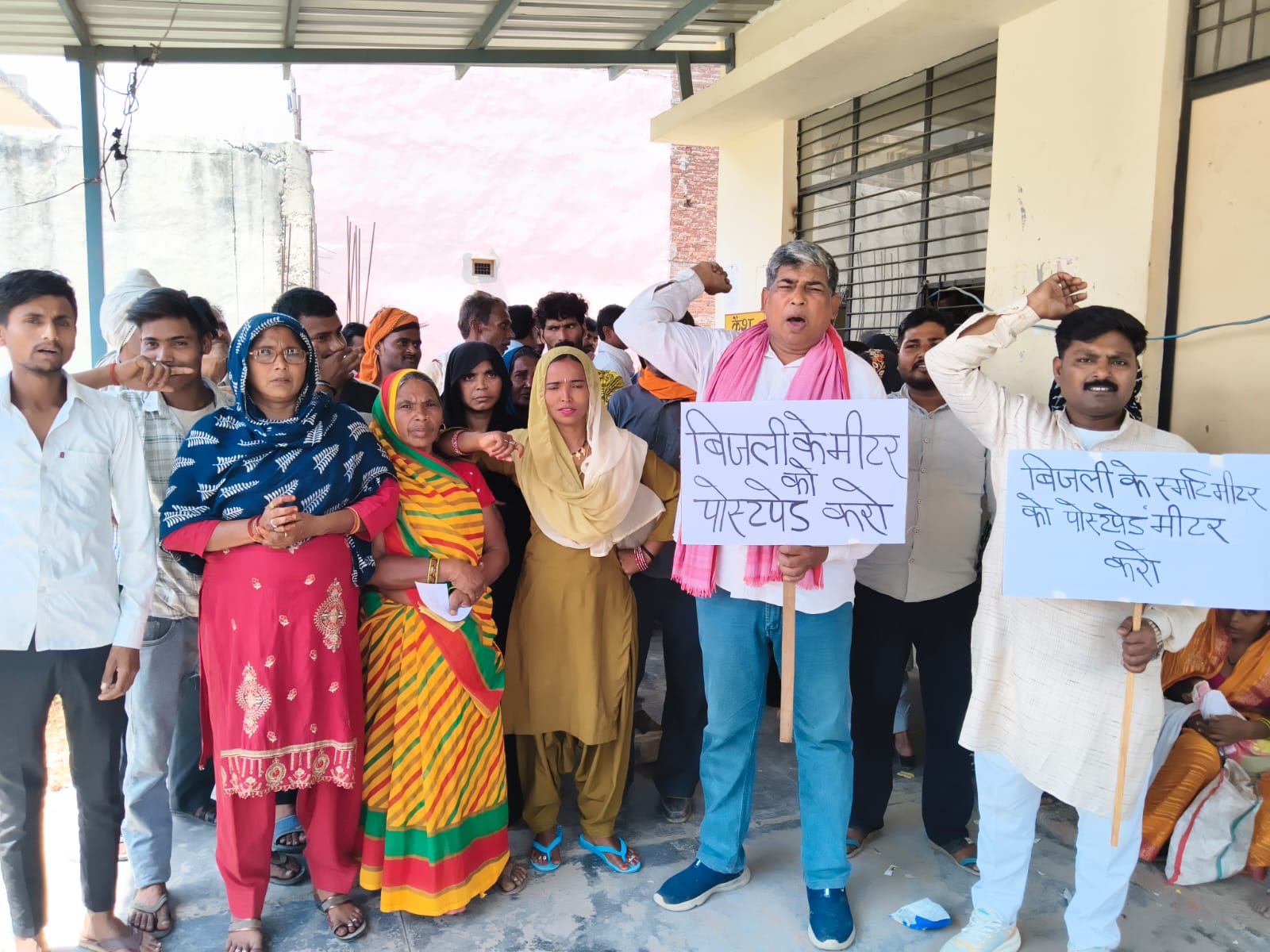 KASGANJ: स्मार्ट मीटर बना ‘टॉर्चर मीटर’! गंजडुंडवारा में फूटा जनता का गुस्सा, प्रीपेड सिस्टम के खिलाफ जोरदार हंगामा