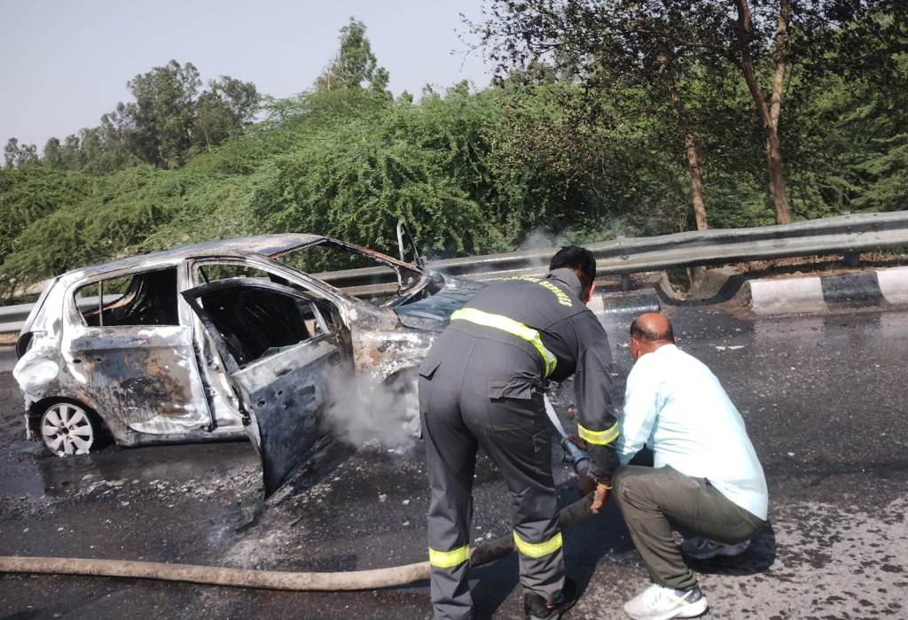 Bareilly News : चलती कार में लगी भीषण आग, हाईवे पर मची अफरातफरी; चालक की सूझबूझ से परिवार की जान बची