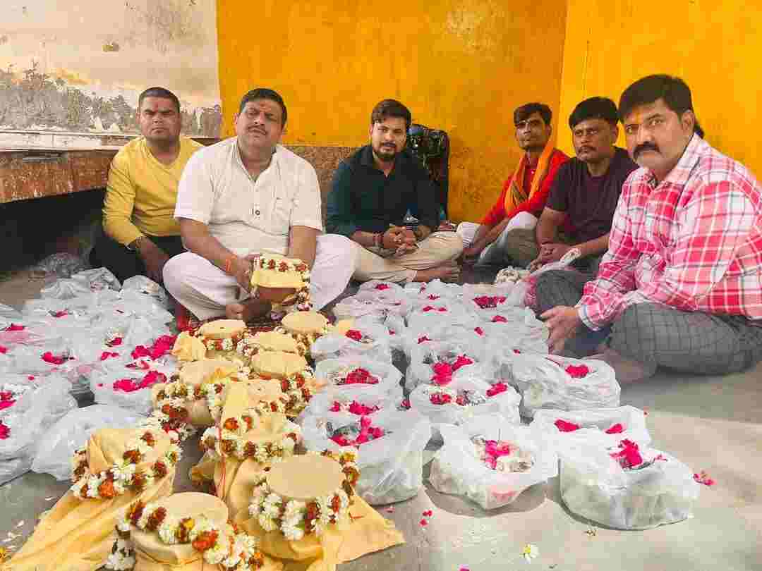 KASGANJ NEWS मानवता की मिसाल: सोरों में 53 लावारिस मृतकों की अस्थियों का गंगा में विधि-विधान से विसर्जन