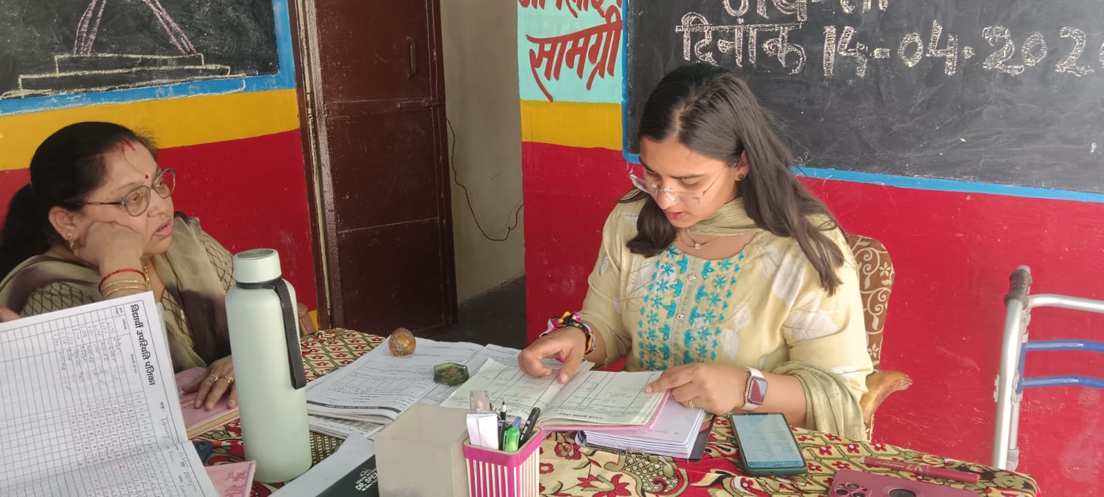 मथुरा: सीडीओ को प्राथमिक विद्यालय बरारी में मिली गंदगी, जताई नाराजगी