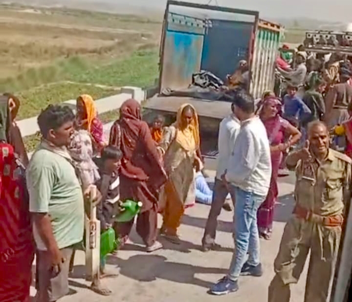 कादरगंज गंगा पुल पर भीषण हादसा: मैक्स पिकअप और छोटा हाथी की टक्कर, दर्जनभर से ज्यादा घायल