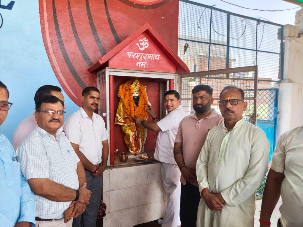 Bareilly News : अक्षय तृतीया पर मीरगंज में धूमधाम से मनी भगवान परशुराम जयंती, चरित्र और संस्कारों का दिया संदेश