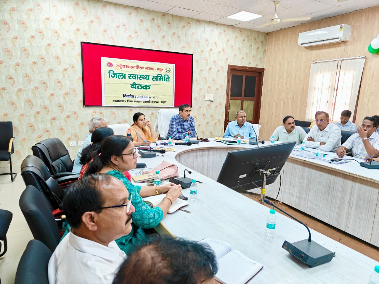 मथुरा में स्वास्थ्य सेवाओं पर डीएम सख्त: अवैध अस्पतालों और झोलाछापों पर कार्रवाई के निर्देश