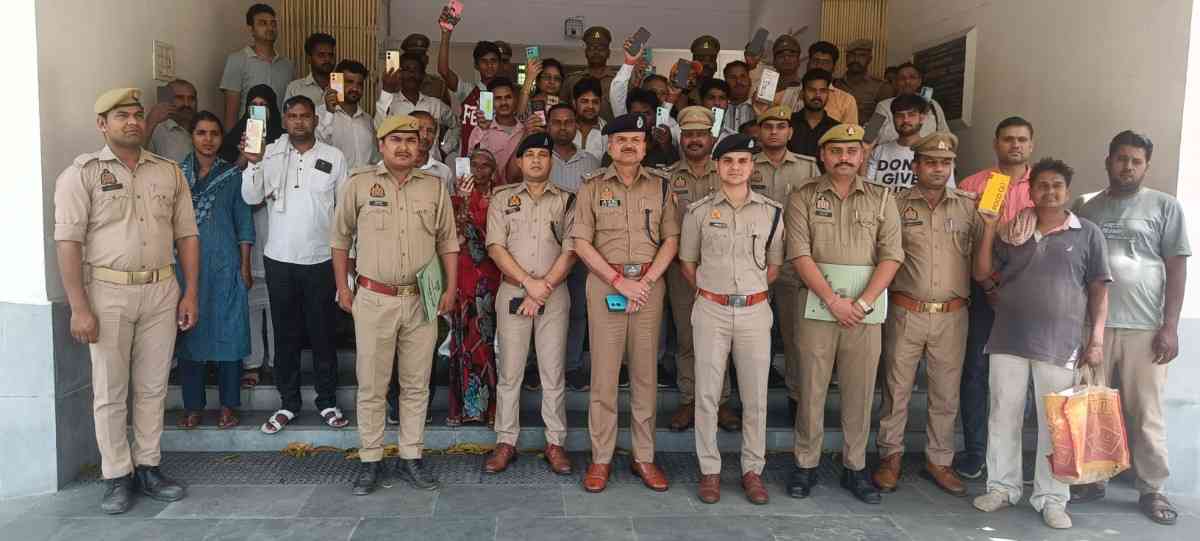 कासगंज पुलिस का सराहनीय कार्य: 26 लाख के 75 गुम मोबाइल बरामद, मालिकों को सौंपे
