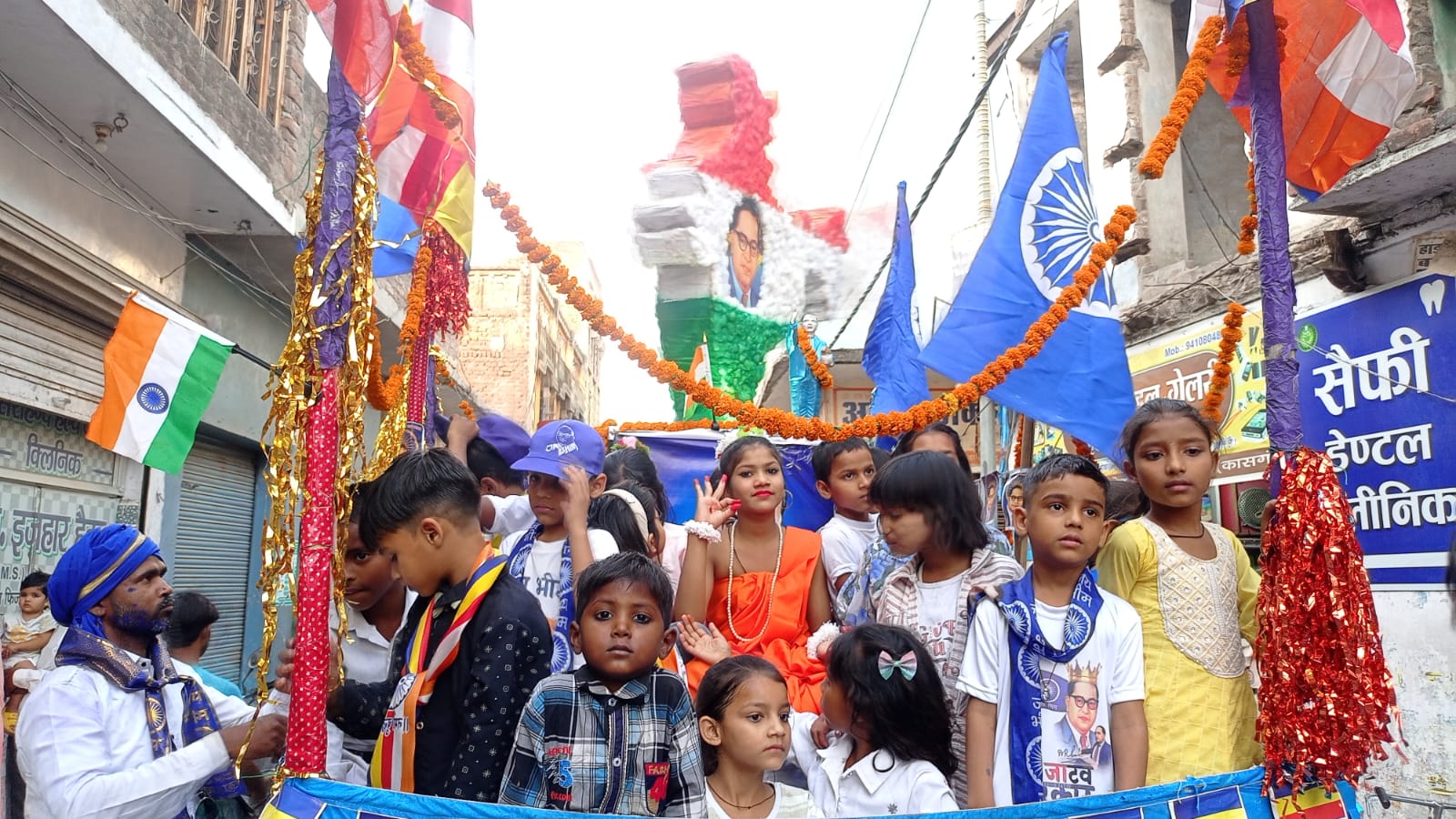 “शिक्षा और समानता का संदेश देती गंजडुण्डवार मे निकली अंबेडकर शोभायात्रा,हर ओर गूंजे जय भीम के नारे”