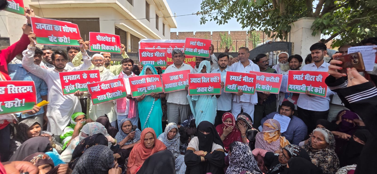 KASGANJ :गड्ढे में मछली पकड़कर सड़क, जल सत्याग्रह कर पुलिया… अब स्मार्ट मीटर के खिलाफ जमीन पर बैठे सपा राष्ट्रीय प्रवक्ता, विभाग में मचा हड़कंप
