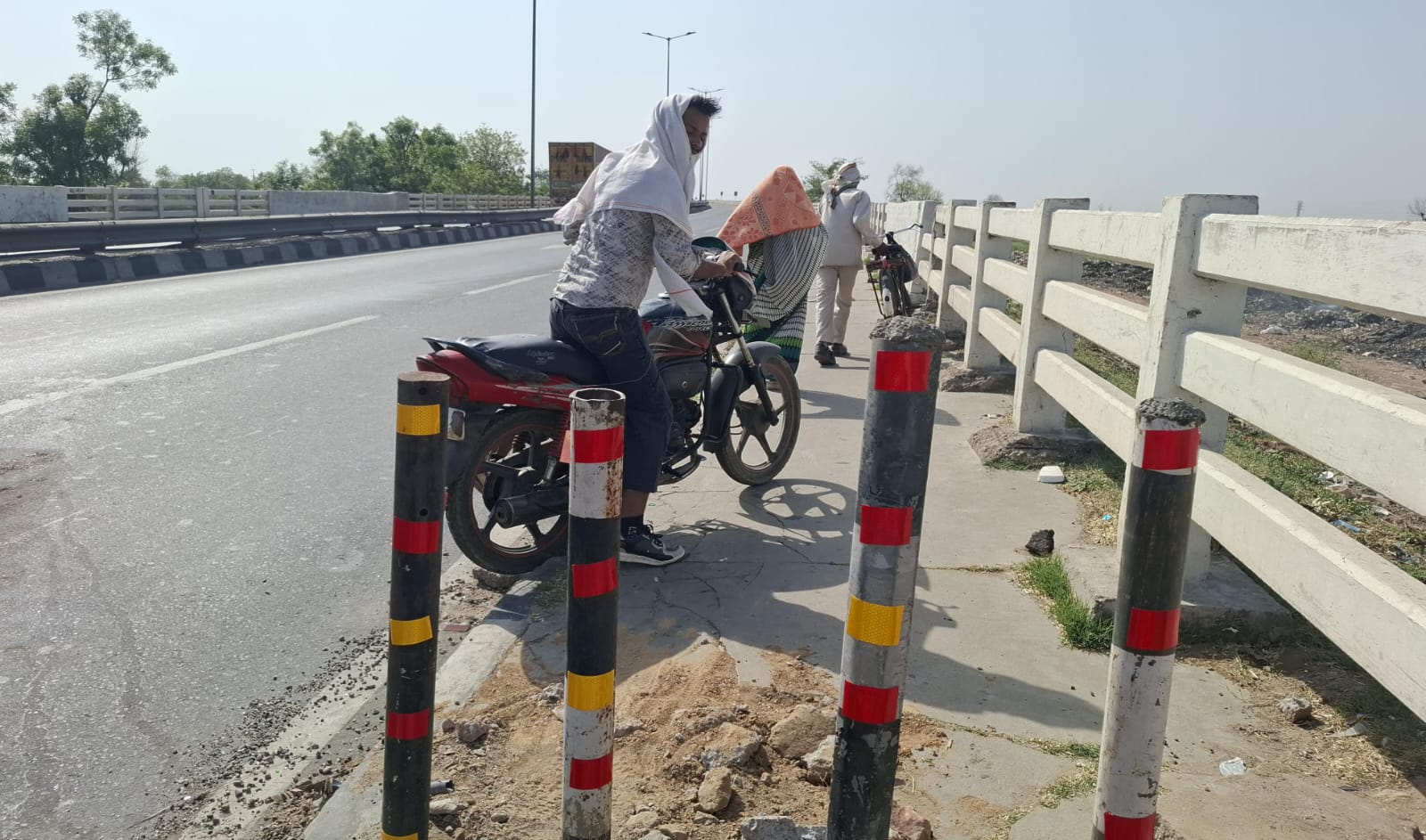 फतिहा रेलवे ओवरब्रिज पर ‘हम नहीं सुधरेंगे’ का खौफनाक खेल, तोड़े बोर्ड-पोल, हादसों का बढ़ा खतरा