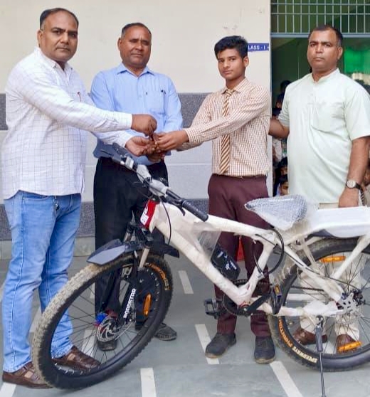 KASGANJ: 91.16% अंक लाकर योगेश कुमार बने क्यू एच इंटर कॉलेज के हाईस्कूल टॉपर, रेंजर साइकिल देकर किया सम्मानित
