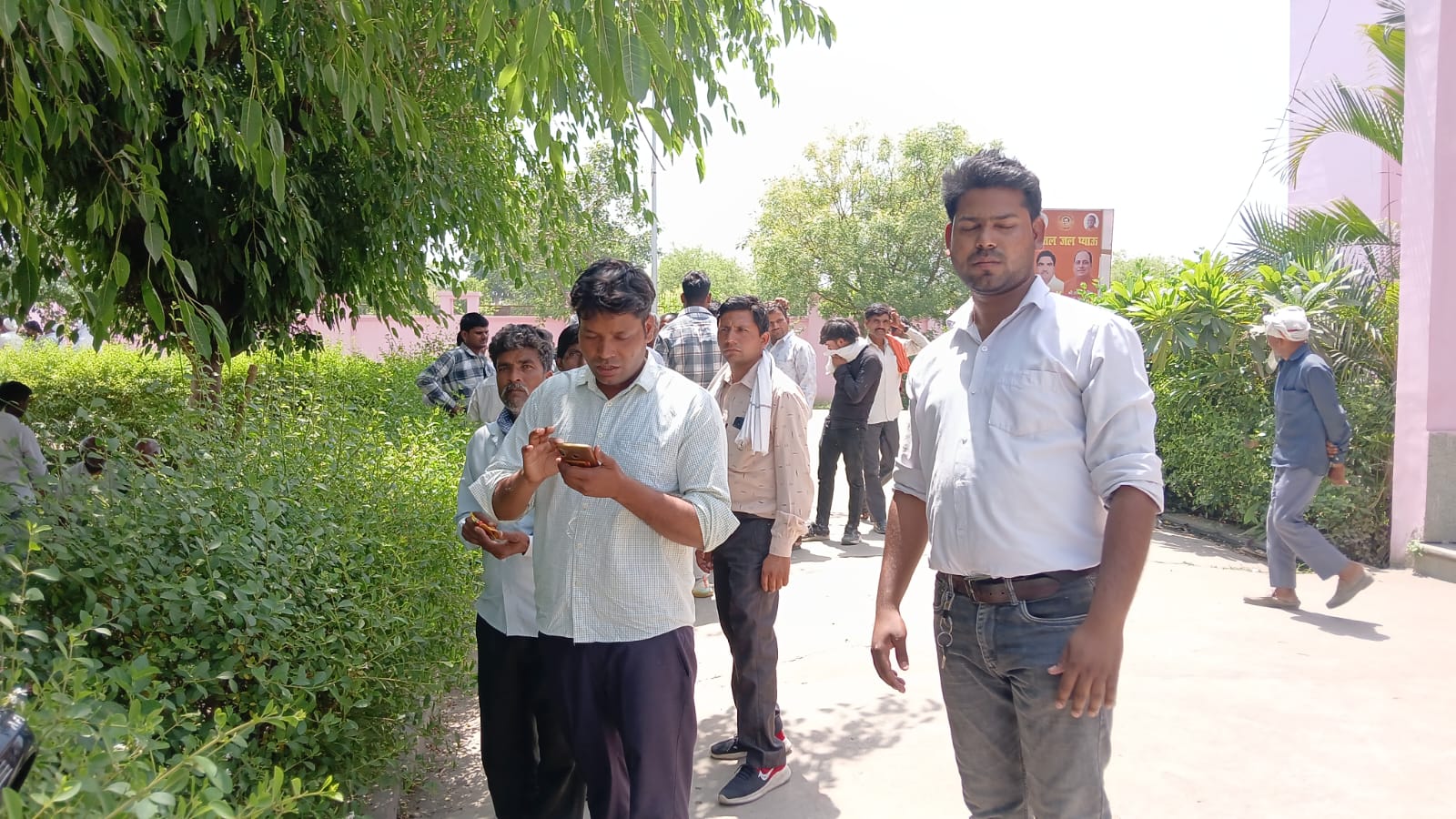 KASGANJ NEWS कासगंज: तेज रफ्तार ट्रैक्टर ने बाइक को मारी टक्कर, कोटेदार ससुर की मौत, पुत्रवधू गंभीर घायल