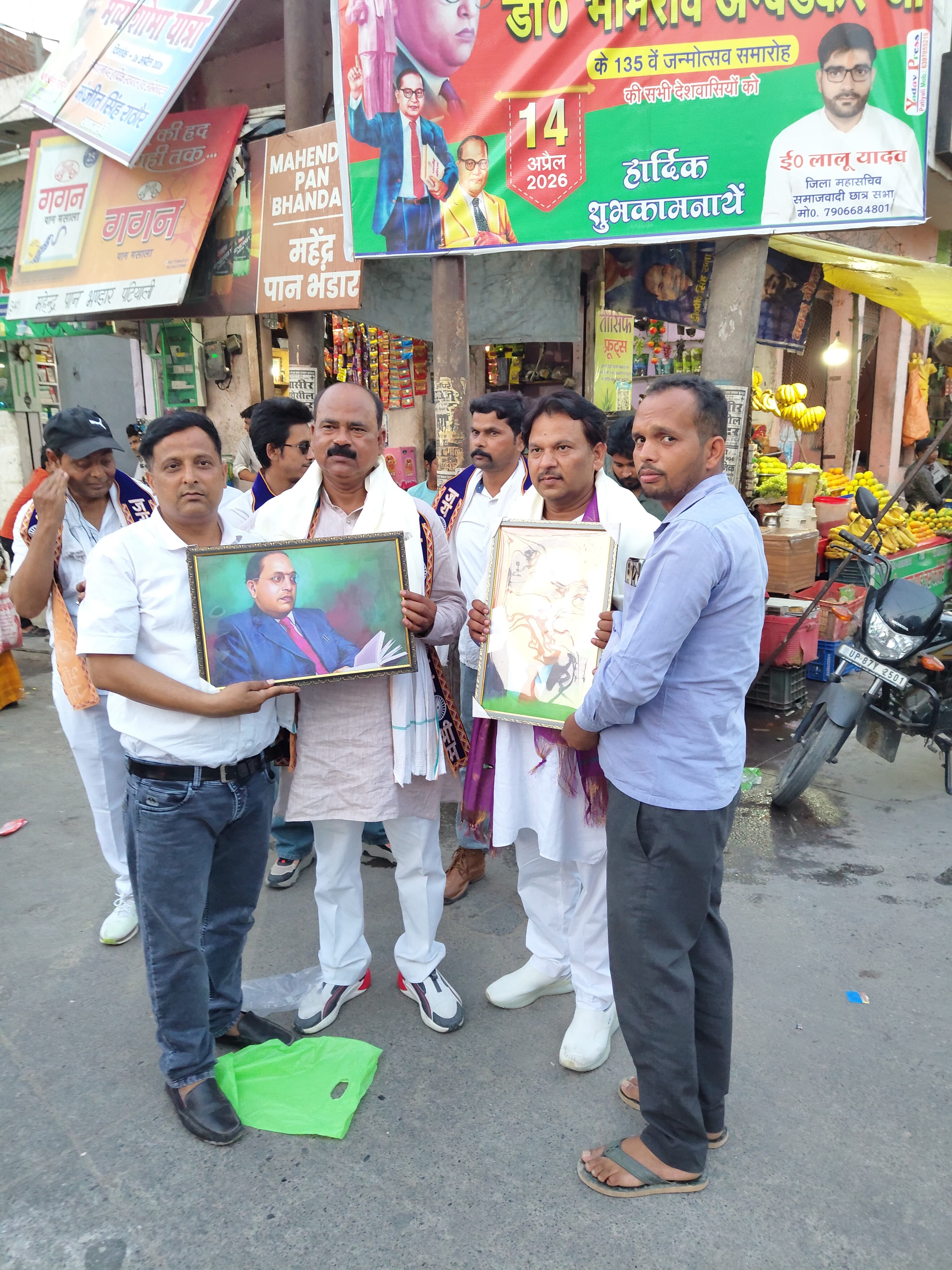 KASGANJ NEWS पटियाली में निकाली गई भव्य शोभायात्रा, अतिथियों का शॉल ओढ़ाकर किया गया सम्मान