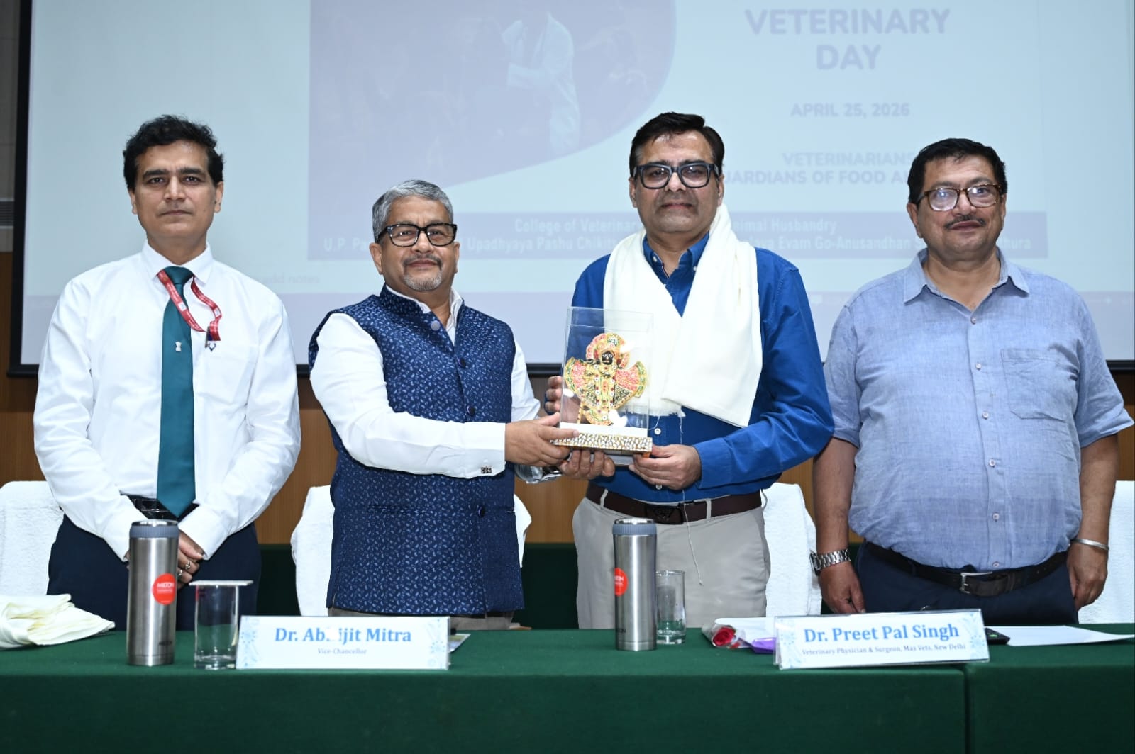 मथुरा में पशु स्वास्थ्य पर DUVASU का बड़ा अभियान, 90 कुत्तों का टीकाकरण