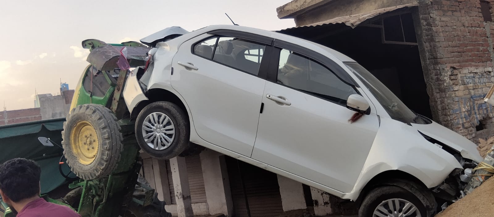 KASGANJ: भूख मिटाने को केले लेने रुका था जान मोहम्मद, मौत बनकर आए बालू से लदे ट्रैक्टर ने रौंदा; मौके पर मौत, फिर स्विफ्ट कार में मारी टक्कर