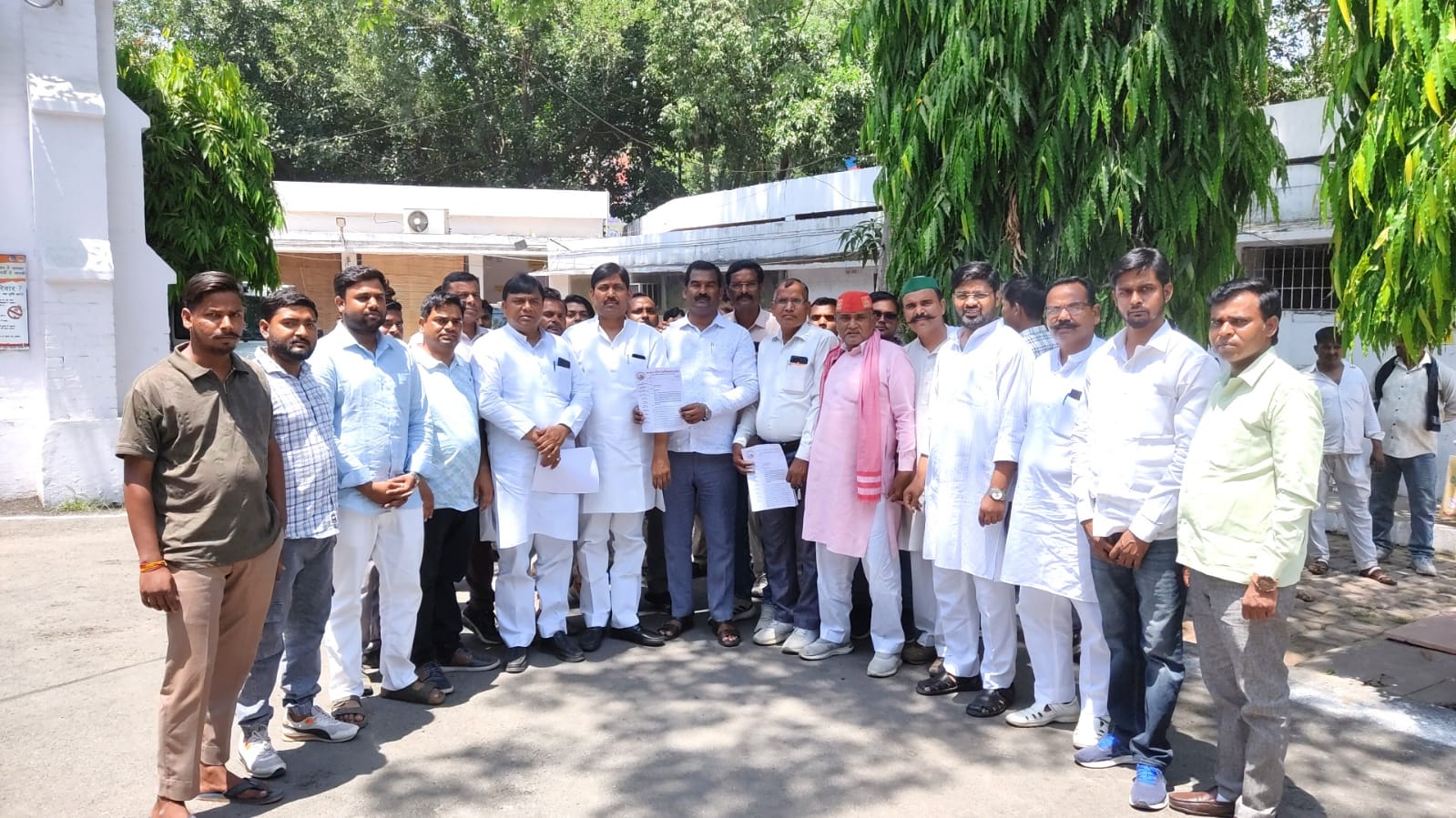 सांसद नरेश उत्तम पटेल के घर हमले से सपाई गुस्से में, कलेक्ट्रेट पर किया प्रदर्शन