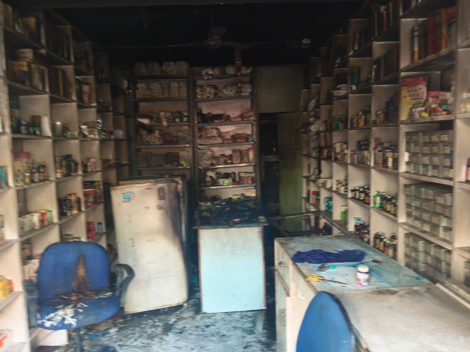 KASGANJ: गंजडुंडवारा में मेडिकल स्टोर में भीषण आग, शॉर्ट सर्किट से लाखों का सामान जलकर राख