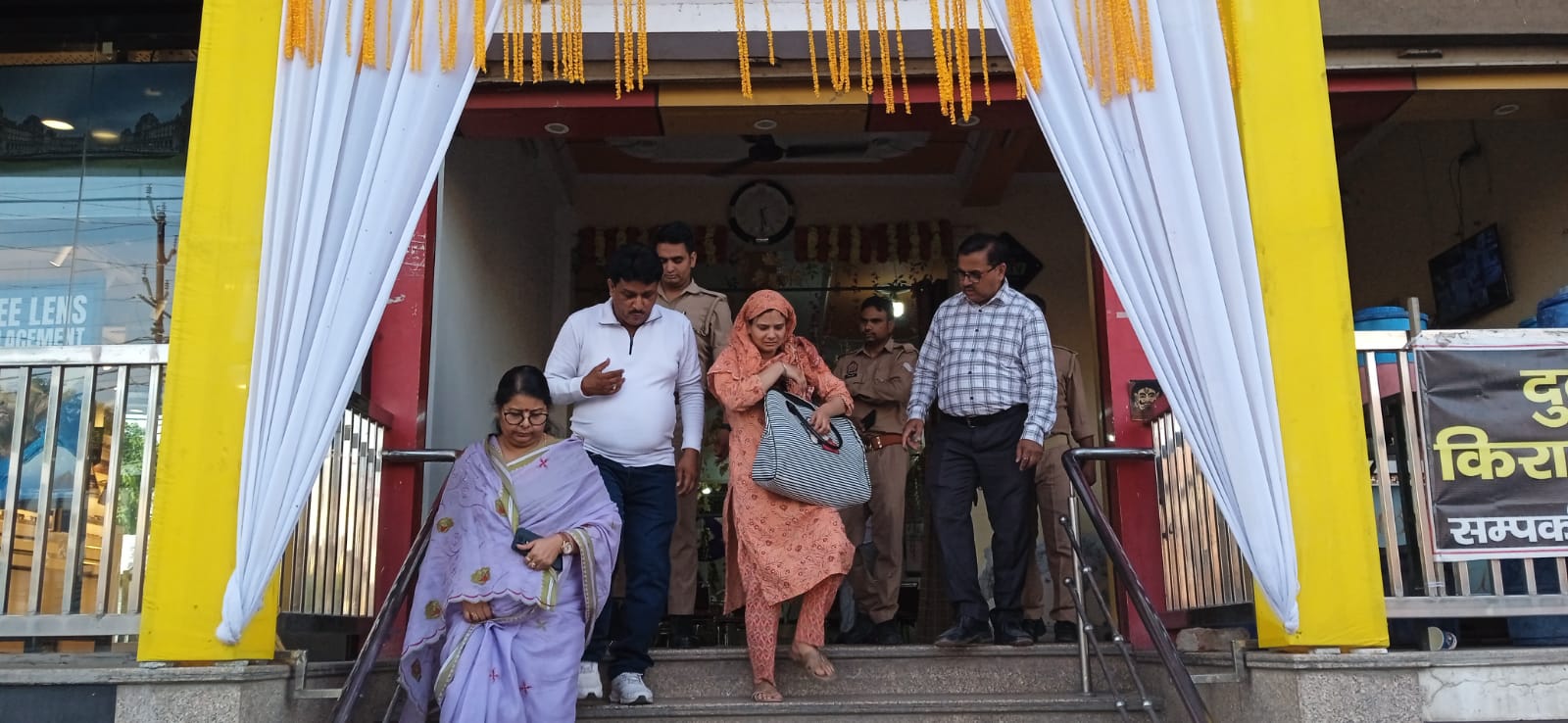 KASGANJ NEWS पहली पत्नी के रहते दूसरी शादी की कोशिश नाकाम, महिला आयोग सदस्य की मौजूदगी में कृष्णा पैलेस से भागे बाराती