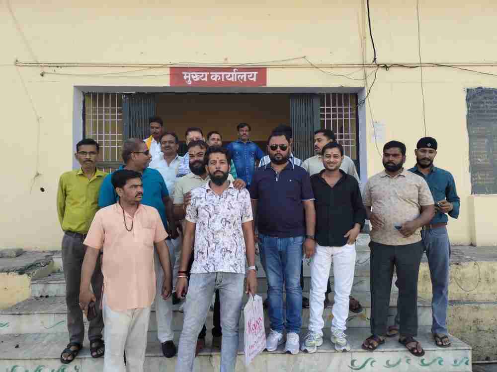 KASGANJ NEWS सोरों नगर पालिका बोर्ड बैठक में जोरदार हंगामा, विरोध और काले झंडों के बीच वार्षिक बजट सत्र निरस्त