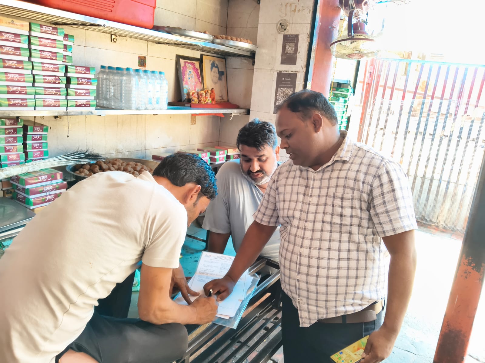 खाद्य सुरक्षा टीम को दो होटलों में मिली गंदगी, संचालन पर रोक