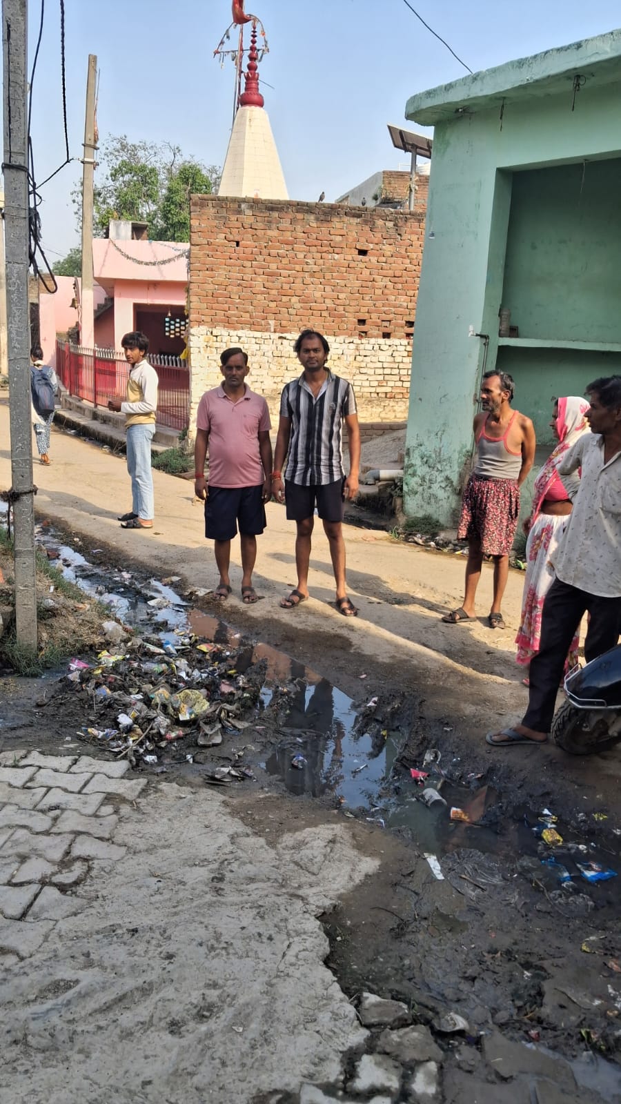 KASGANJ NEWS क्यामपुर बहेड़िया में सफाई व्यवस्था बदहाल, ग्रामीणों ने जताया आक्रोश, प्रधान सहित ग्रामीणों ने अधिकारियों से सफाई कर्मचारी भेजने की मांग उठाई