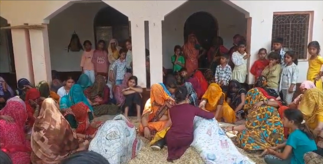 KASGANJ NEWS नल में उतरे करंट से मां-बेटे की मौत, गांव में मचा कोहराम, मां को बचाने पहुंचा बेटा भी करंट की चपेट में आया, दोनों ने मौके पर तोड़ा दम