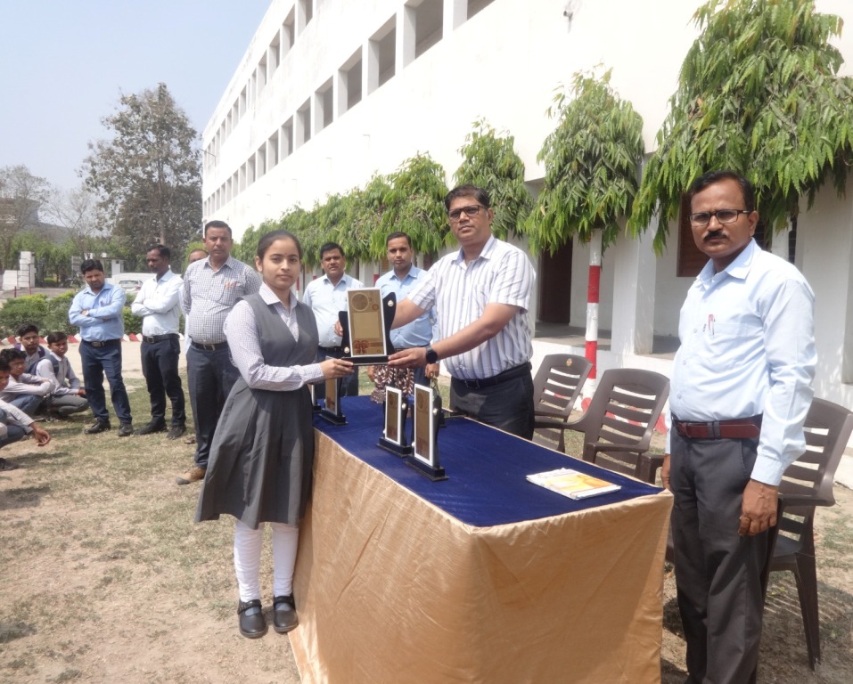 Bareilly News : स्वामी दयानंद सरस्वती विद्या मंदिर में मेधावियों का सम्मान, यूपी बोर्ड 2026 के टॉपर्स हुए सम्मानित