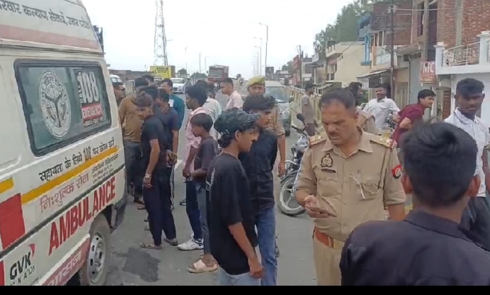 Bareilly news : फ्लाईओवर पर तेज रफ्तार का कहर: बाइक सवार युवक गंभीर, दो साथी घायल