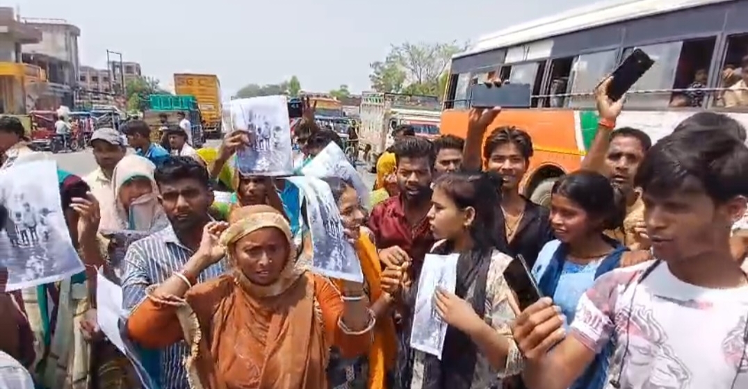 KASGANJ NEWS जलभराव से नाराज ग्रामीणों ने मथुरा-बरेली हाईवे किया जाम,नगला मामो गांव में गंदे पानी की निकासी न होने से फूटा लोगों का गुस्सा, घंटों प्रभावित रहा यातायात