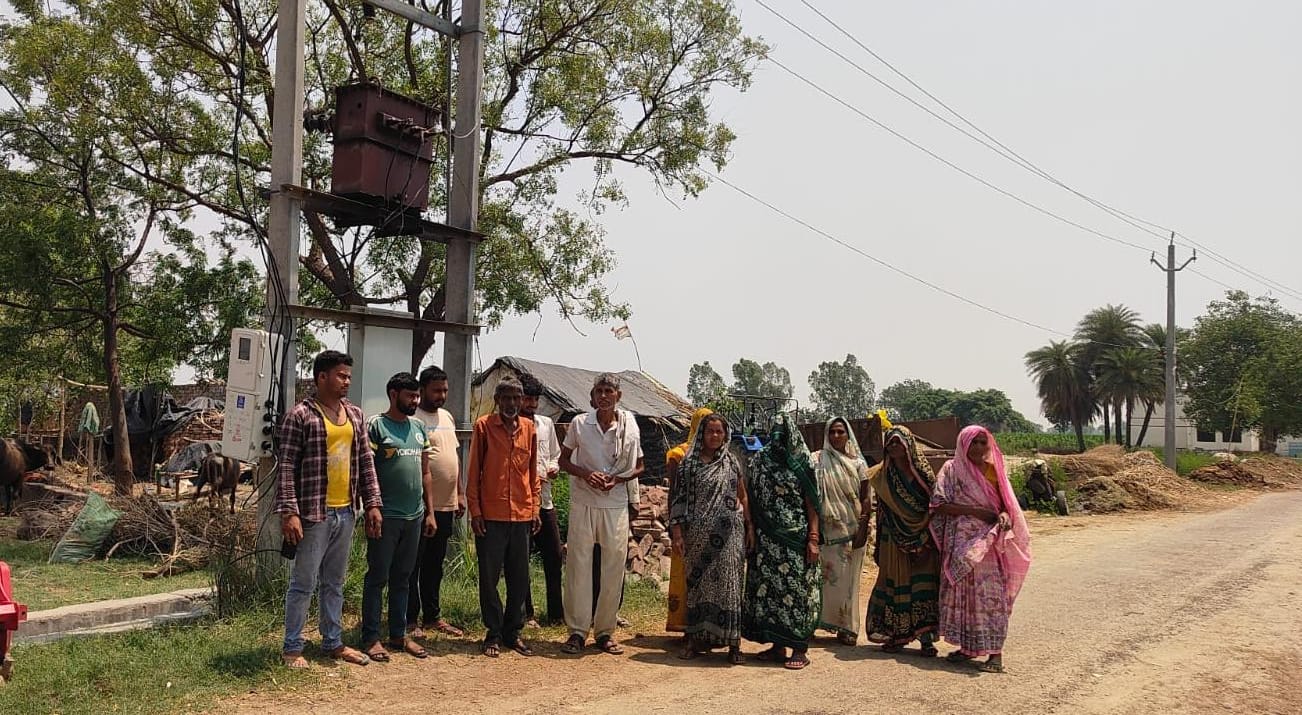KASGANJ: 4 दिन से अंधेरे में गंजडुंडवारा ब्लॉक का घबरा गांव, ट्रांसफार्मर खराब-भीषण गर्मी में हाहाकार, विभाग बेखबर