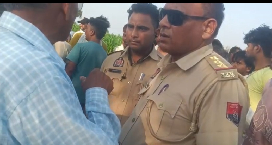 KASGANJ NEWS कासगंज में दर्दनाक हादसा: तेज रफ्तार ट्रैक्टर की टक्कर से 10 वर्षीय छात्र की मौत, परिजनों का हंगामा