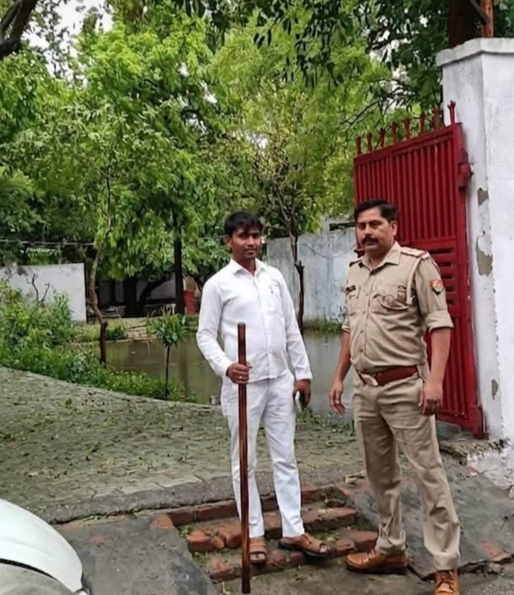 KASGANJ NEWS भिटौना स्कूल विवाद: राज्य महिला आयोग सदस्य को रोकने की कोशिश, हाथ में डंडा लेकर खड़े मिले चौकीदार की तरह ग्राम प्रधान