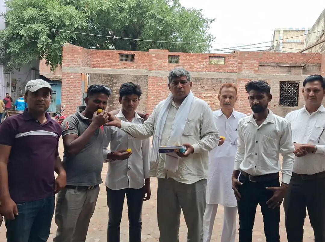 KASGANJ: स्मार्ट मीटर फैसले का स्वागत, अब्दुल हफीज गांधी ने बांटी मिठाई, बोले- संघर्ष की जीत, जनता को मिली राहत