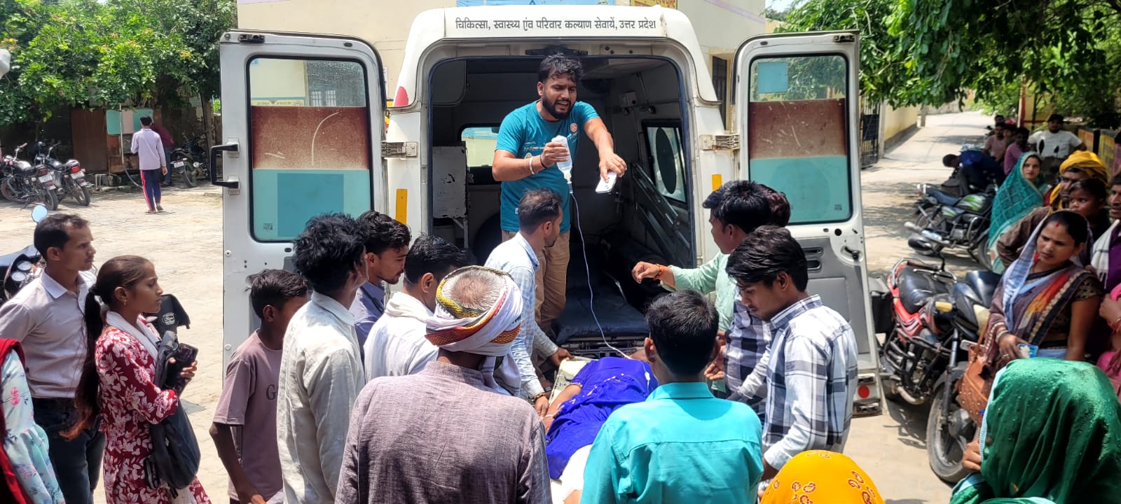KASGANJ: गंजडुंडवारा मार्ग पर दो बाइकों की आमने-सामने भिड़ंत, चार लोग गंभीर घायल