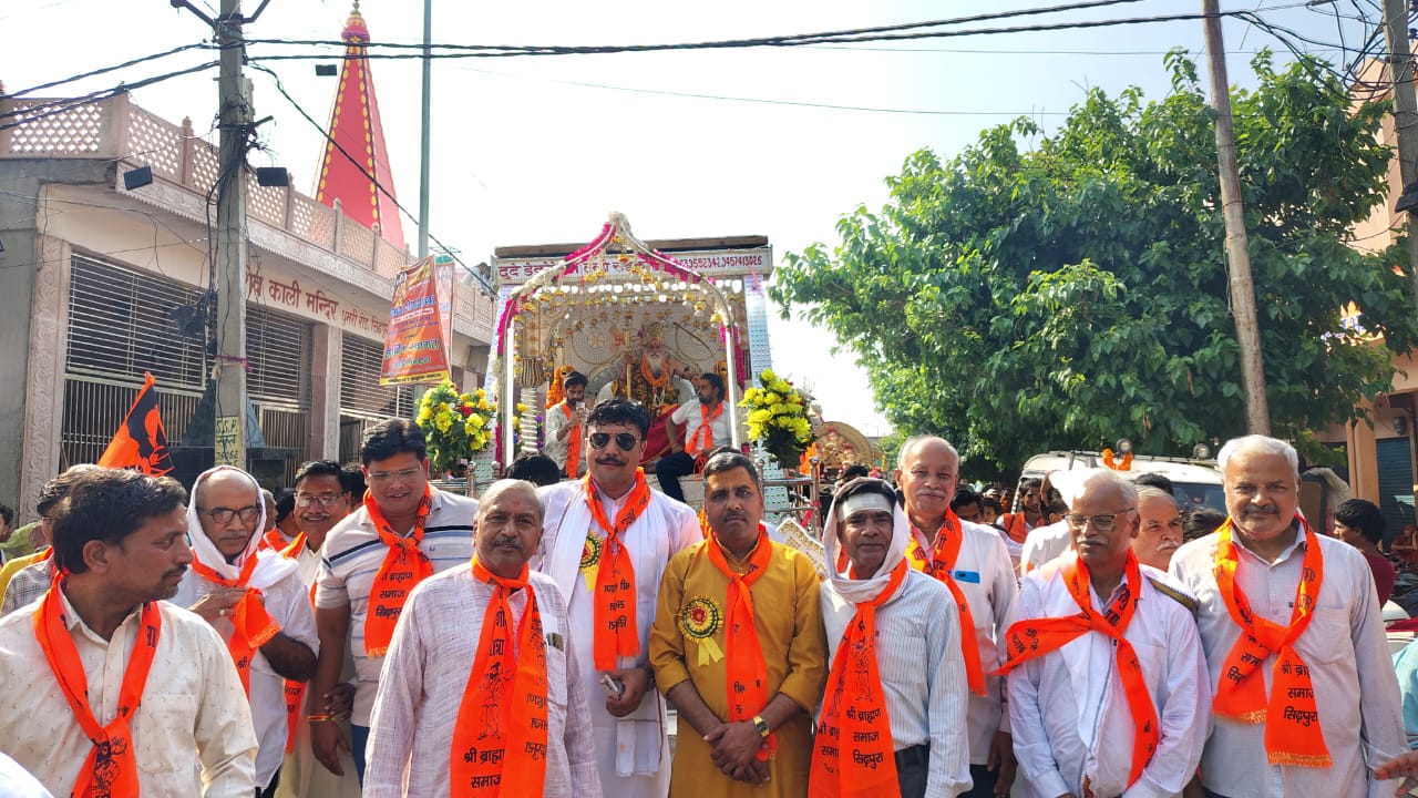 KASGANJ: सिढपुरा मे भगवान परशुराम शोभायात्रा में उमड़ा जनसैलाब, आकर्षक झांकियों और तांडव नृत्य ने मोहा मन