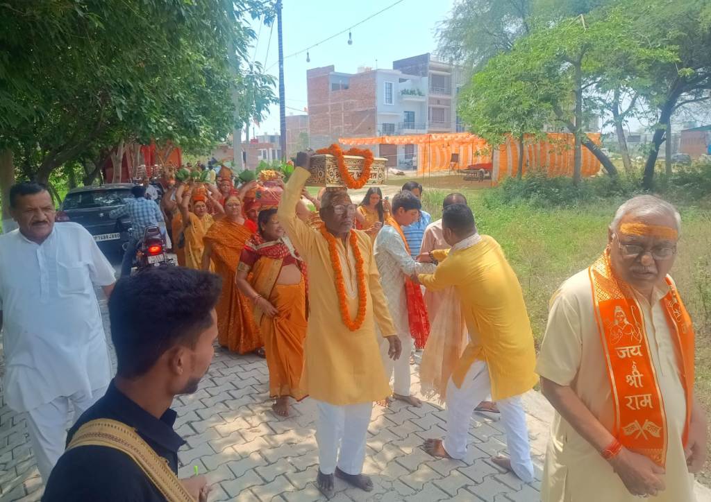 Bareilly News : मीरगंज में भक्ति की बही सरिता, कलश यात्रा के साथ सात दिवसीय श्रीमद भागवत कथा का शुभारम्भ