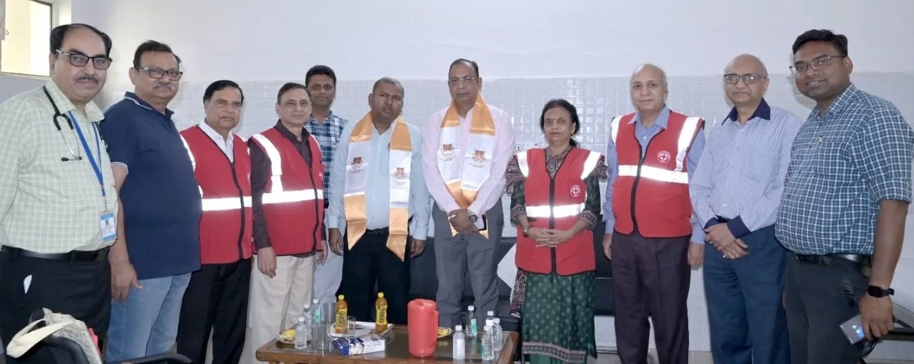 मथुरा में रेडक्रॉस दिवस पर डॉक्टरों और छात्रों ने किया रक्तदान