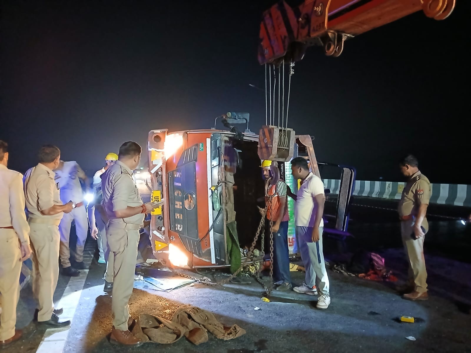 गंगा एक्सप्रेस-वे पर हादसा, फतेहगंज पूर्वी के मां-बेटा समेत तीन की मौत 