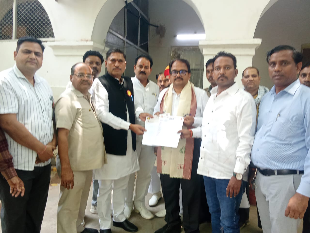 मथुरा में व्यापारियों ने किया प्रदर्शन, ज्ञापन सौंपा