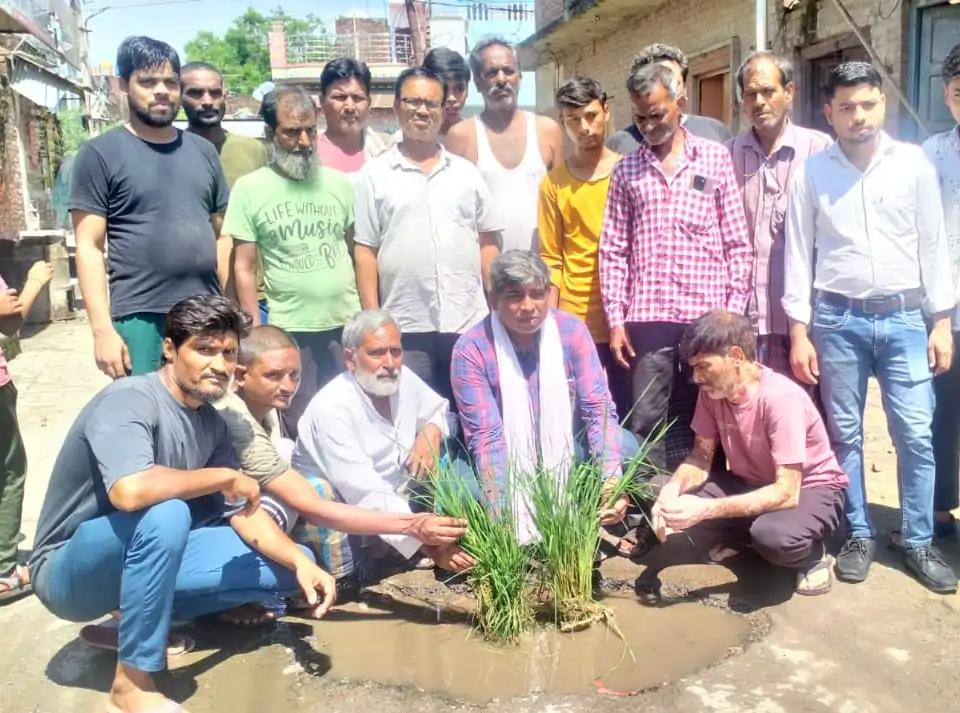 KASGANJ: 17 साल से जर्जर शेरवानी स्कूल रोड पर धान रोपने वाले सपा प्रवक्ता अब्दुल हफीज गांधी की मुहिम लाई रंग, 24 लाख से शुरू हुआ सड़क निर्माण