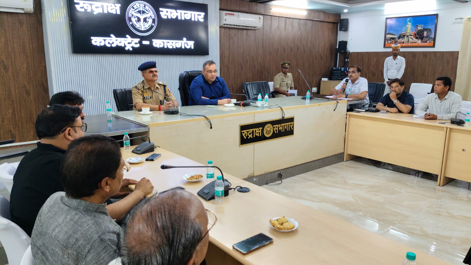 KASGANJ: “देश पहले, सोना बाद में”,सर्राफा व्यापारियों से डीएम-एसपी की खास अपील, व्यापारियों ने दिया सहयोग का भरोसा 