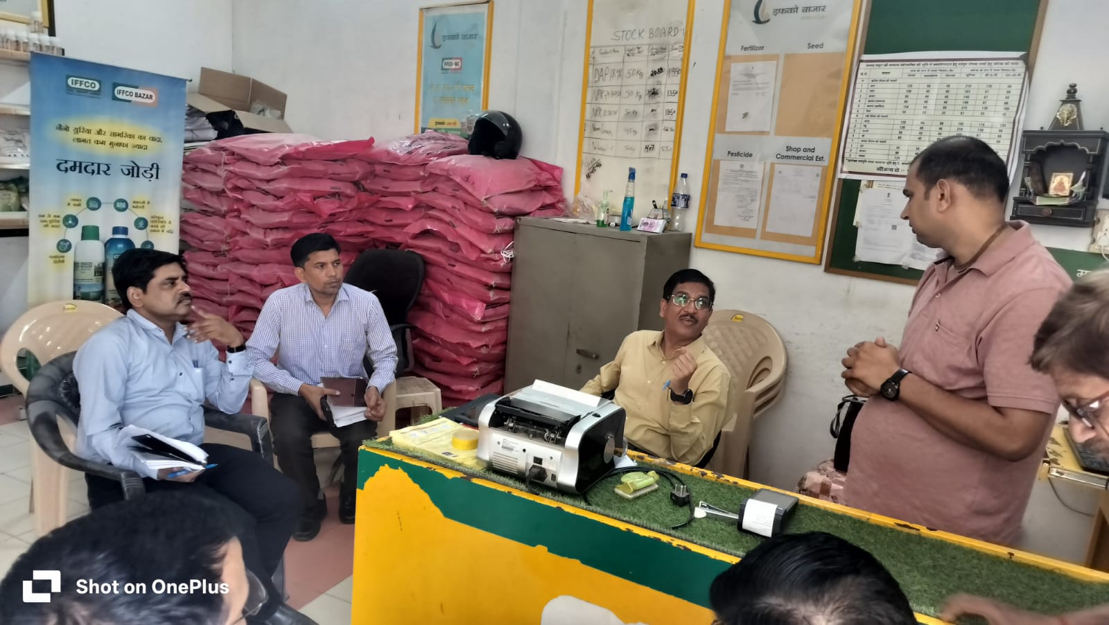 मथुरा में खाद बिक्री पर बड़ी कार्रवाई, 10 लाइसेंस निलंबित