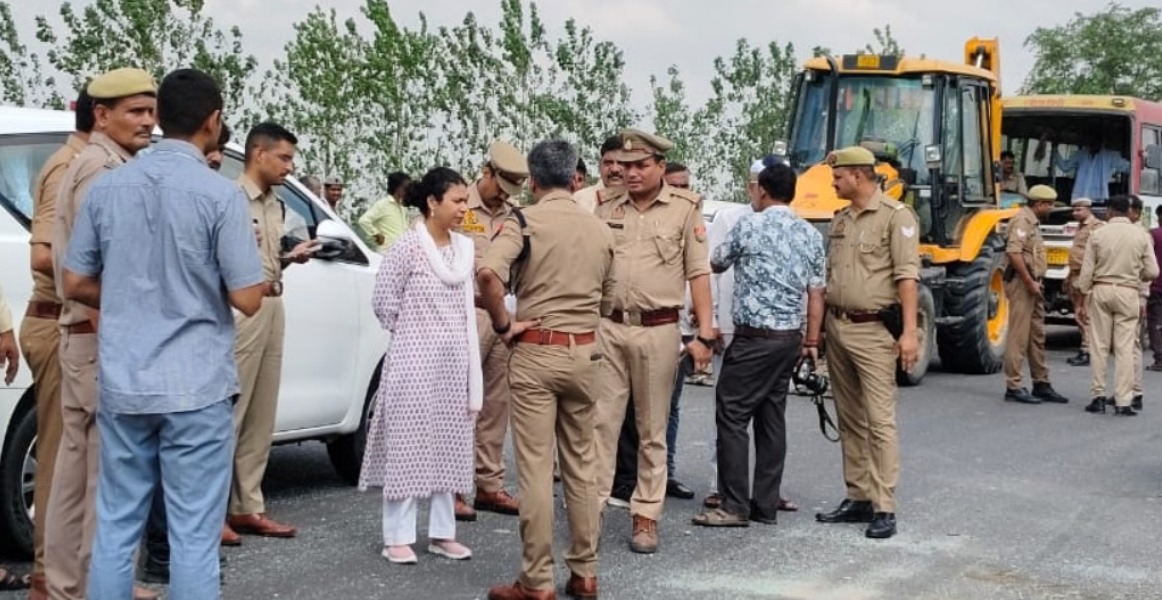 लखीमपुर में ट्रक-मैजिक भिड़े, दो महिलाओं समेत 10 की मौत
