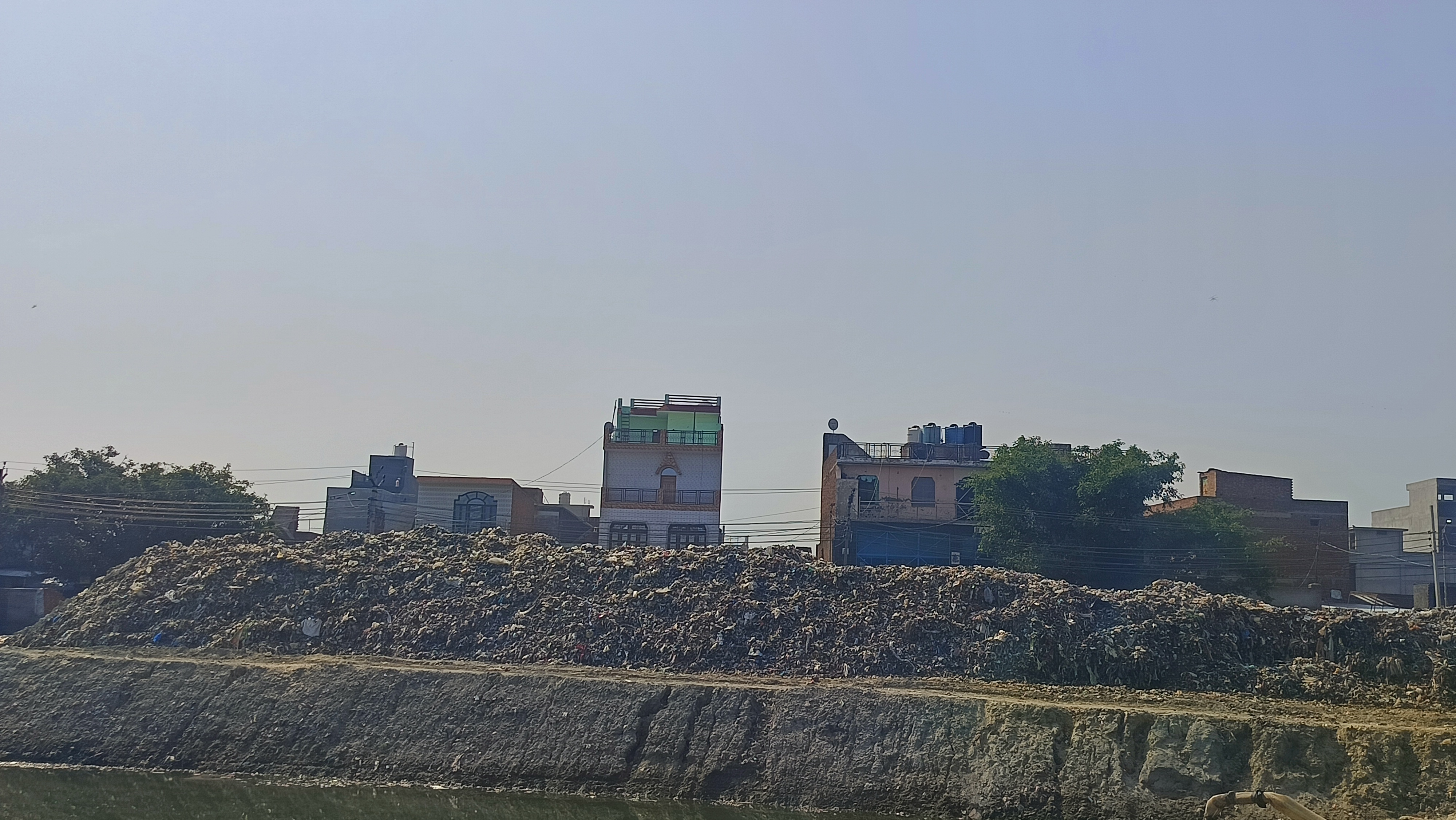 KASGANJ: गंजडुंडवारा मे “तालाब के पास” प्रस्तावित 41 दुकानों की योजना पर उठे थे सवाल, शिकायतों के बाद जिला प्रशासन ने दिए ई-निविदा निरस्त करने के निर्देश